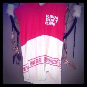 Sleeveless red and white hooded shirt